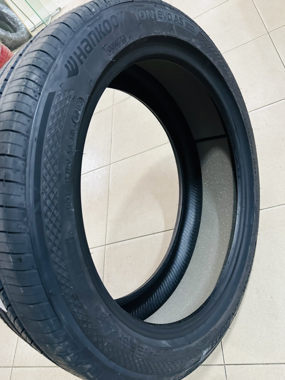 Lốp Hankook 245/45R20 130Y ion evo AS - Lốp xe điện VinFast VF8